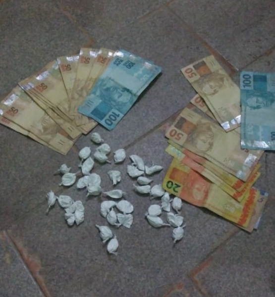 Dinheiro, cocaína e telefone com registro de vendas de drogas  são apreendidos em Lagoa da Prata