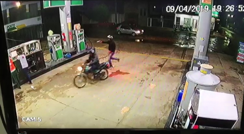Roubo a mão armada em posto de combustível 