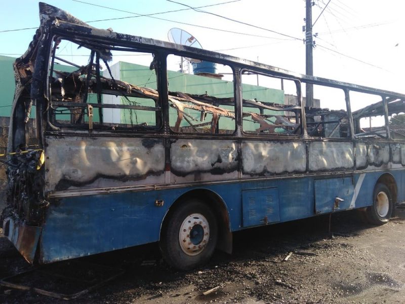 Ônibus pega fogo em Lagoa da Prata