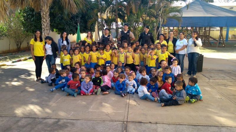 Em Lagoa da Prata: Alunos realizam homenagem a Policias Militares  referente ao Dia do Soldado