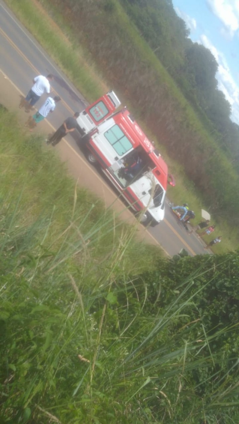 Em Lagoa da Prata - Acidente entre uma moto e um carro deixa um homem morto e outro gravemente ferido.