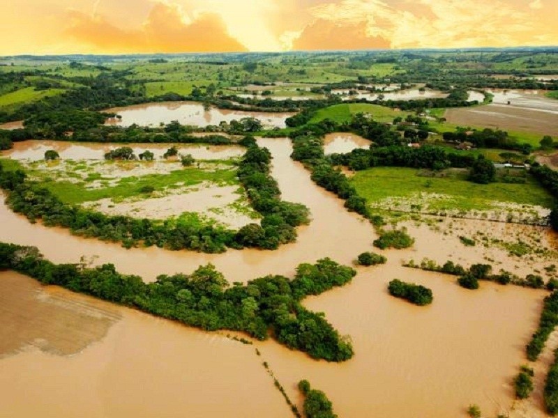 Após 08 anos de níveis baixos Rio São Francisco volta a transbordar em Iguatama-MG