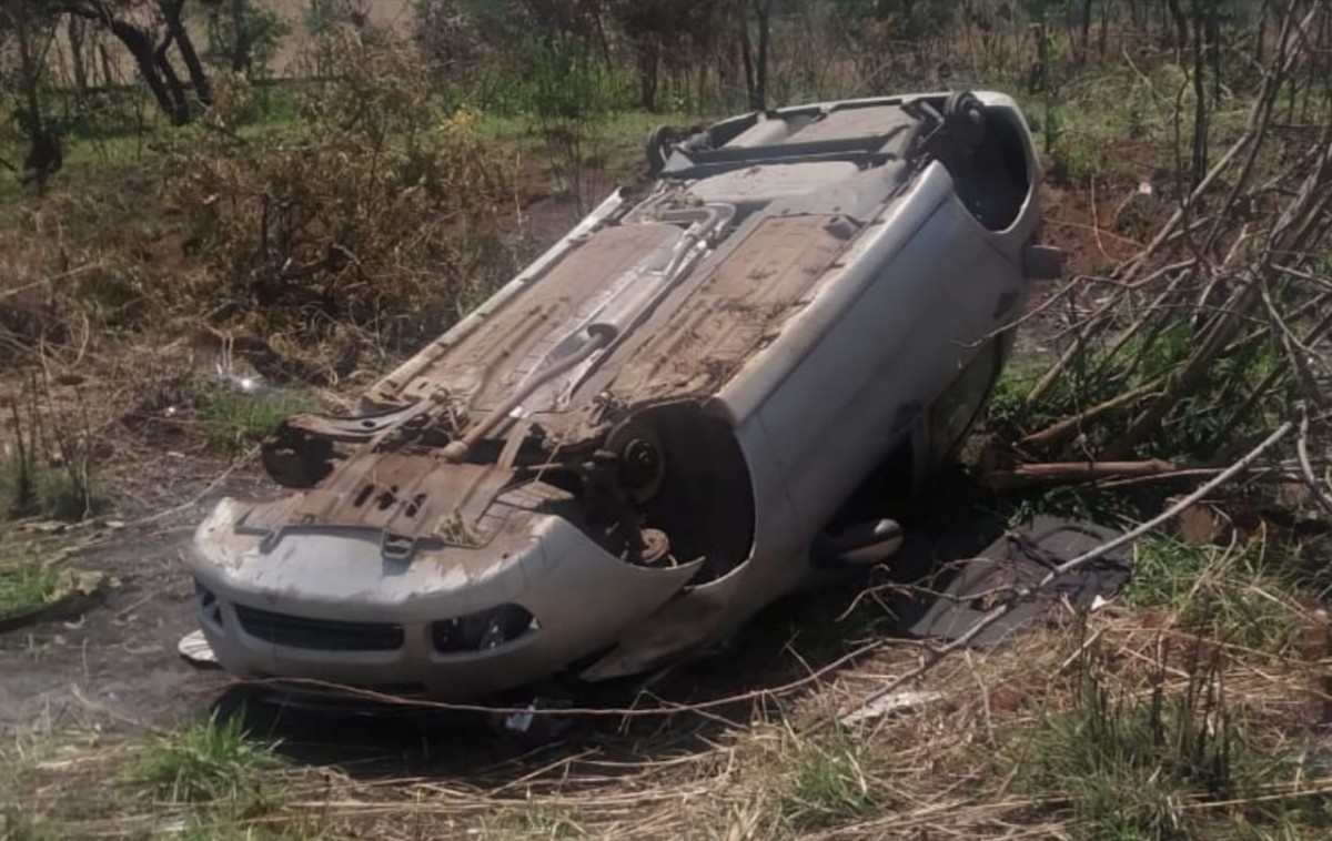 Motorista capota o carro e após acidente tem as rodas e pneus do carro furtados