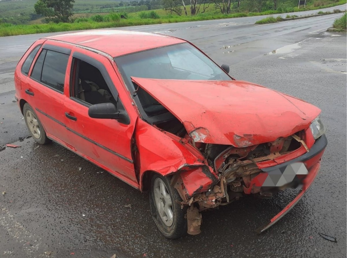 Carro e carreta colidem na BR-354 e motorista é multado por ser inabilitado