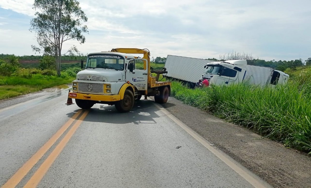 Condutor perde controle da carreta na conhecida "Curva da Morte" em Formiga e sai da pista parando em matagal