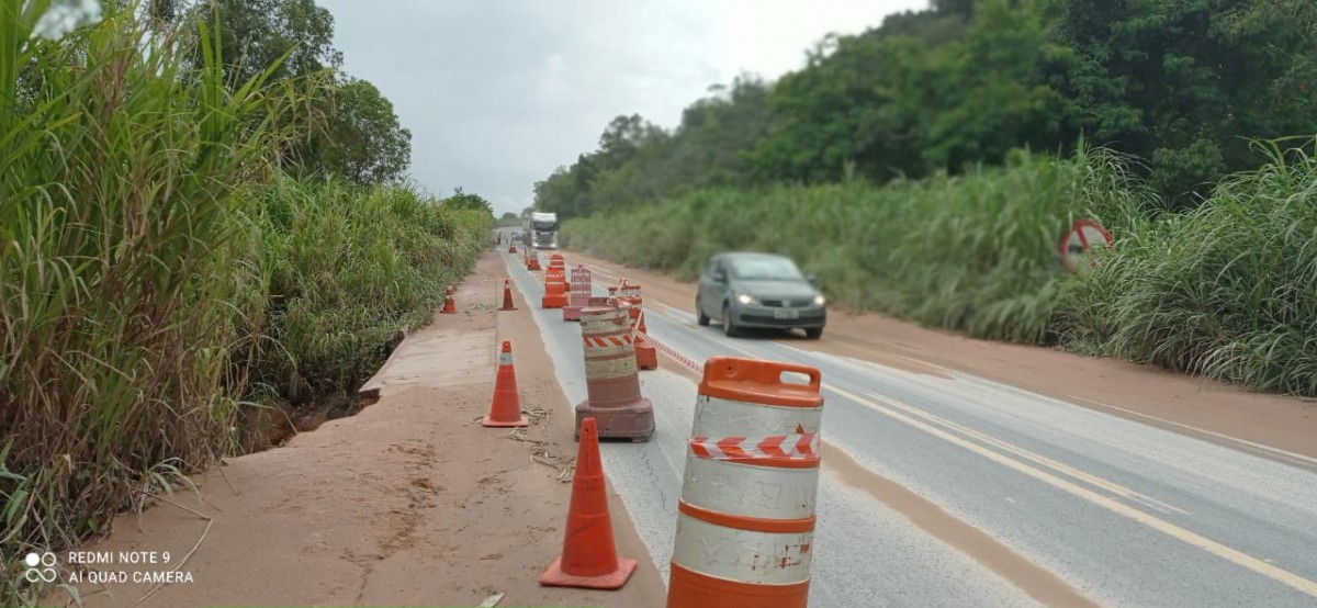 Atenção - Erosão em trecho da BR 354, Km 527 entre Formiga e Candeias