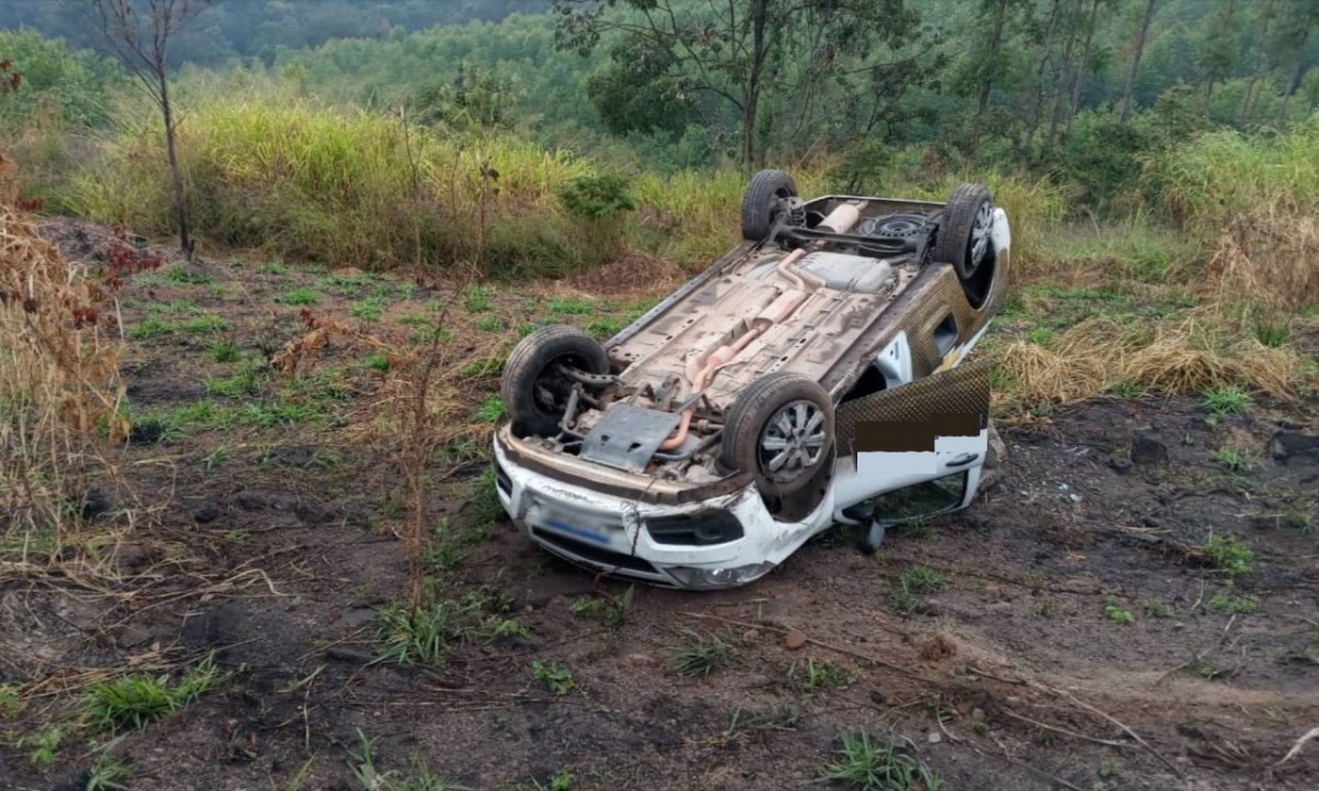 Caminhonete derrapa em asfalto molhado e com óleo, capota e cai em buraco na BR 354