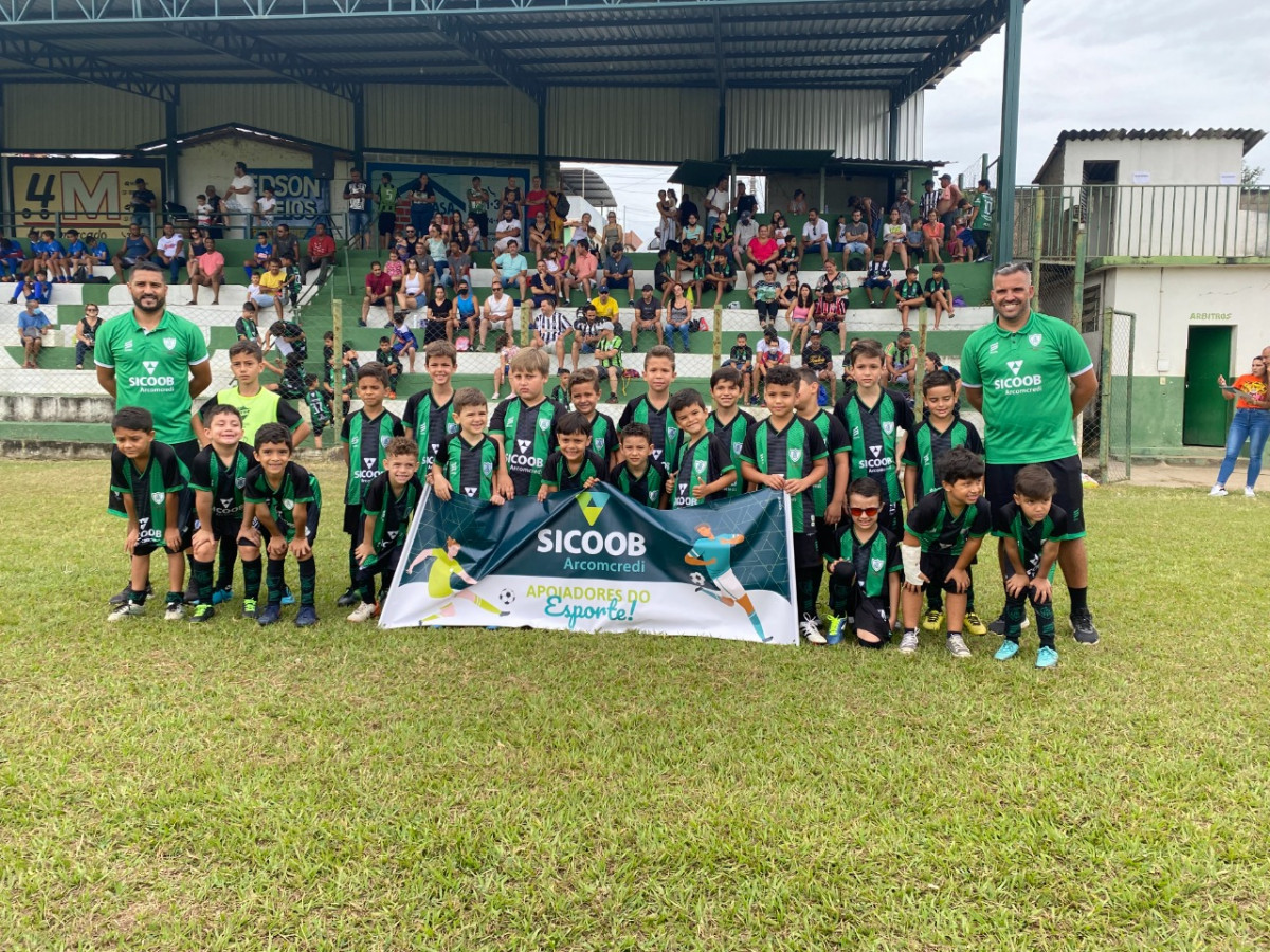 Membros do América Futebol Clube e o mascote Coelhão em Arcos