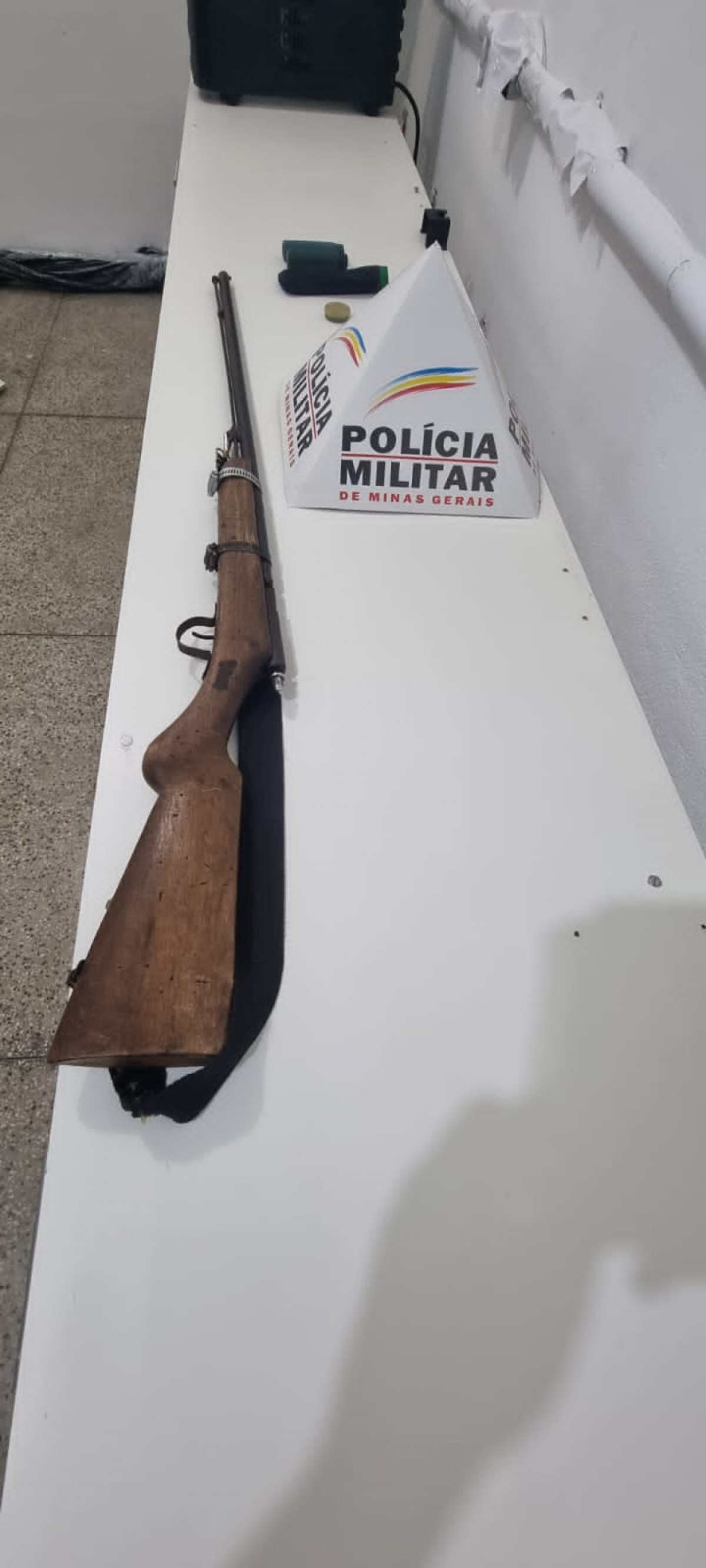 Pai e filho são presos no Centro de Arcos e ocorrência termina com apreensão de arma de fogo