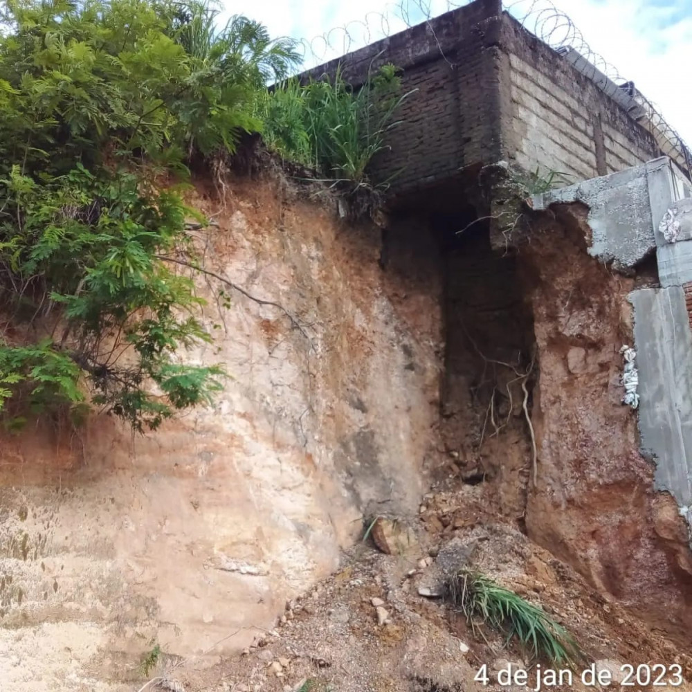 Parte de uma residência é interditada em Arcos por causa de Deslizamento de terra