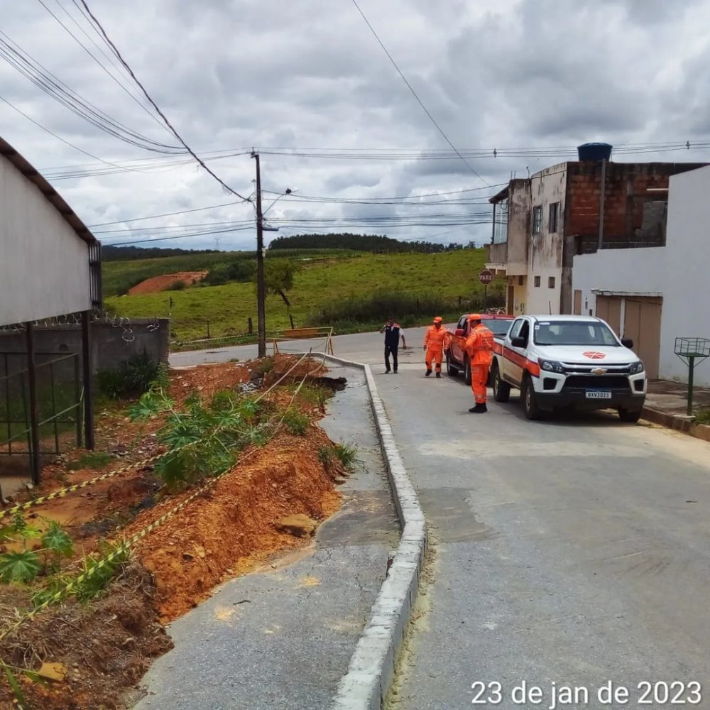 Corpo de Bombeiros e Defesa Civil Municipal realizam vistoria  em quadra no bairro Olaria