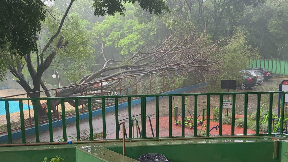 Tempestade provoca vários estragos pela cidade de Arcos