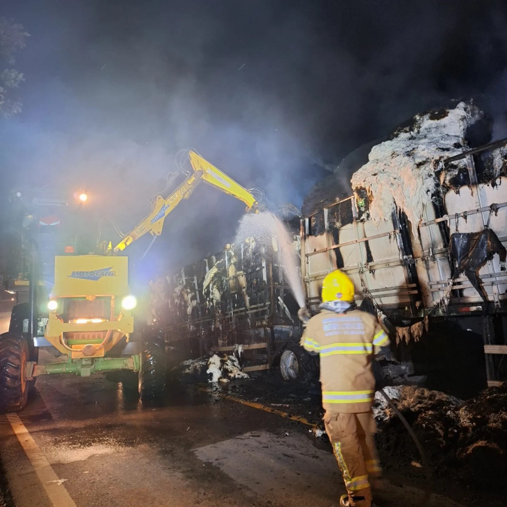 Carreta Bitrem carregada com pluma de algodão pega fogo na BR 354