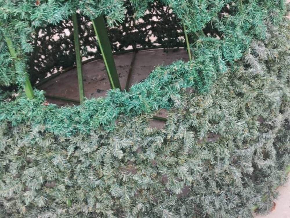 Prefeitura de Arcos pede conscientização para preservar decoração natalina da Praça da Matriz