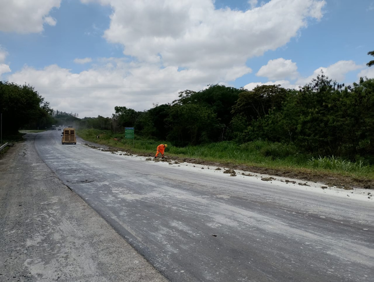 Rodovia é liberada após ação de limpeza emergencial