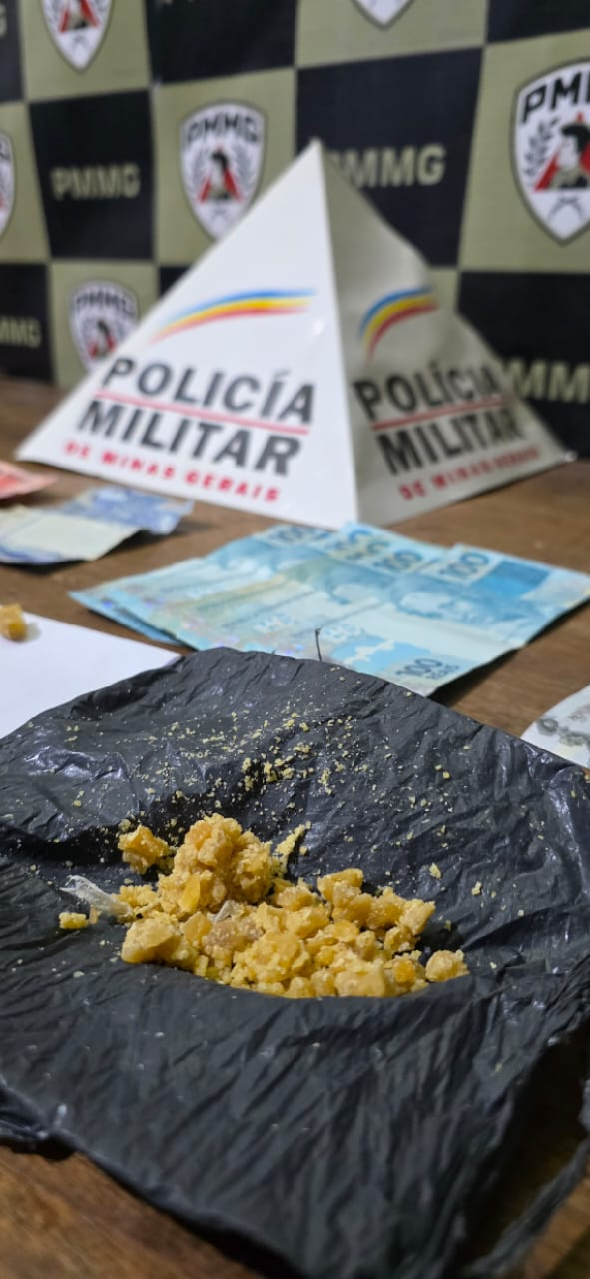 Polícia Militar apreende crack e dinheiro no bairro Brasília
