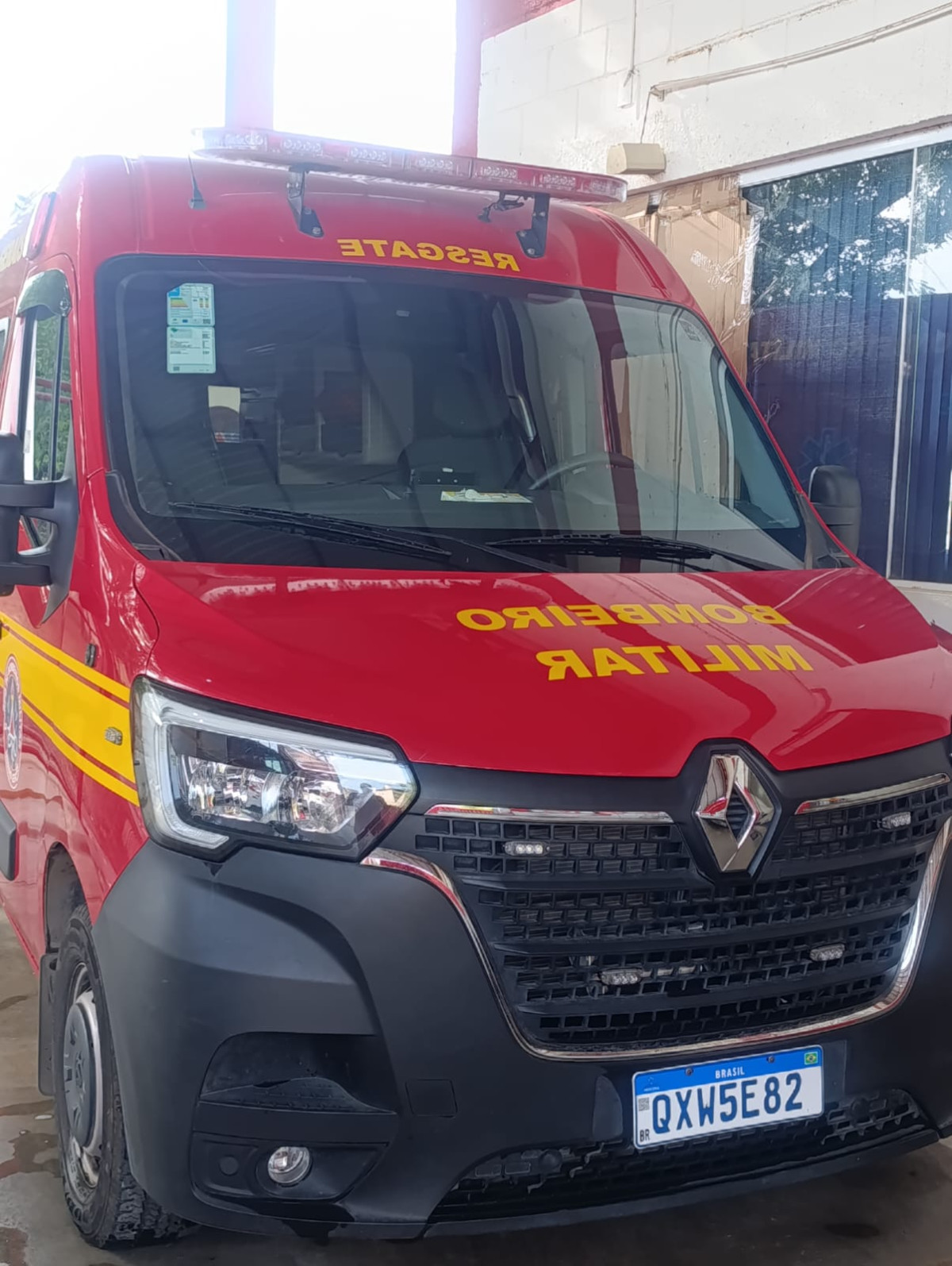 Bombeiros socorrem idoso após queda em via pública em Arcos